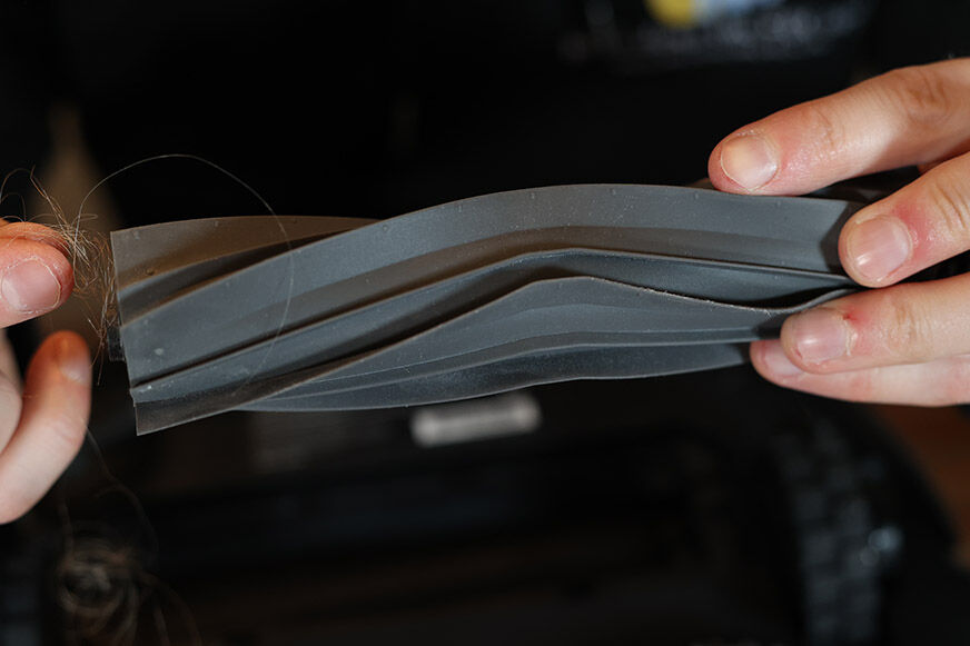 Die Gummibürste des Dreame L10s Pro ist in der Nahaufnahme zu sehen.